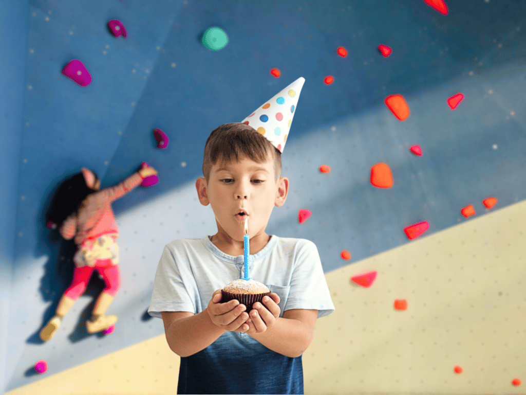 Photo d'un anniversaire en salle d'escalade bloc session