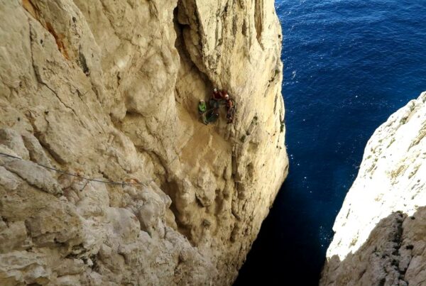 Escalade en terrain d'aventure Calanques Marseille Cassis