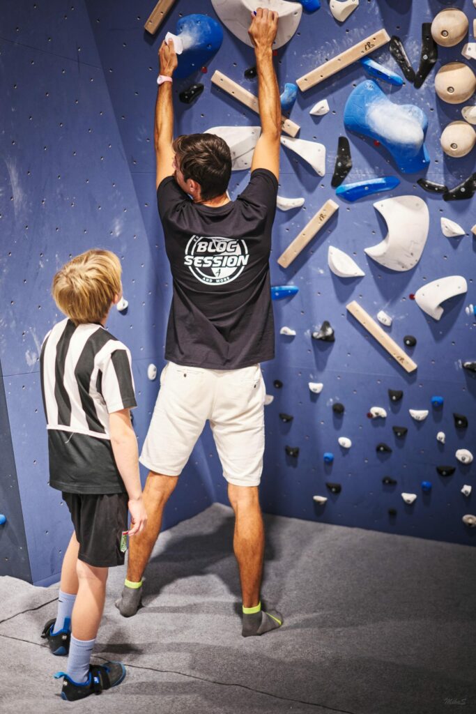 Bloc-Session-Aix-en-Provence-contest-oct-2024-Photo-MikaS.-32-min-scaled Photo d'un moniteur Bloc Session donnant un cours d'escalade