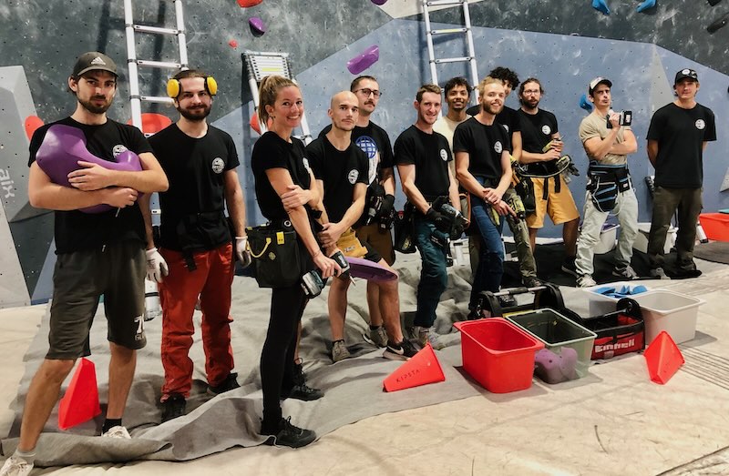 Photo des ouvreurs de Bloc Session devant un mur d'escalade