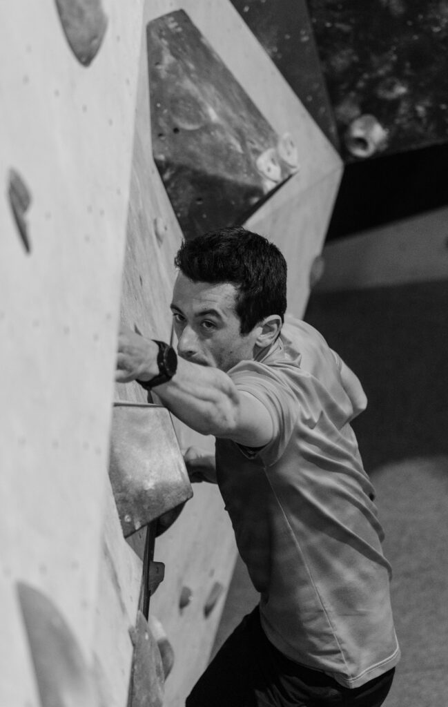 Avignon-salle-escalade-noir-et-blanc-grimpeur