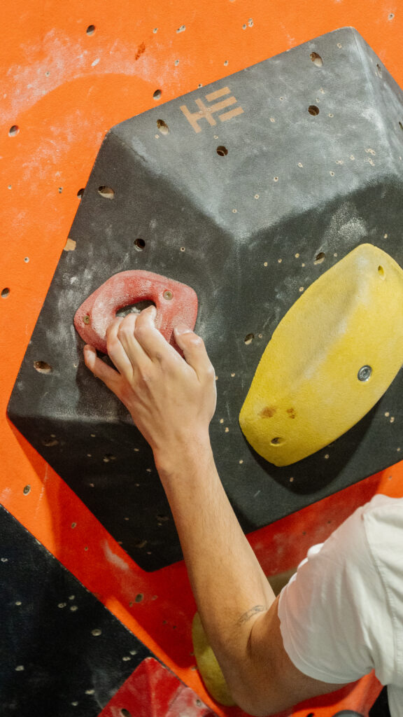 Avignon-salle-escalade-prise doigts