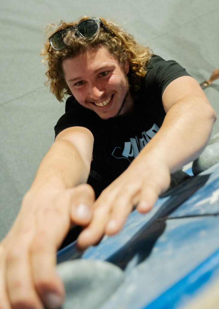 Avignon-salle-escalade-vue-haut-grimpeur