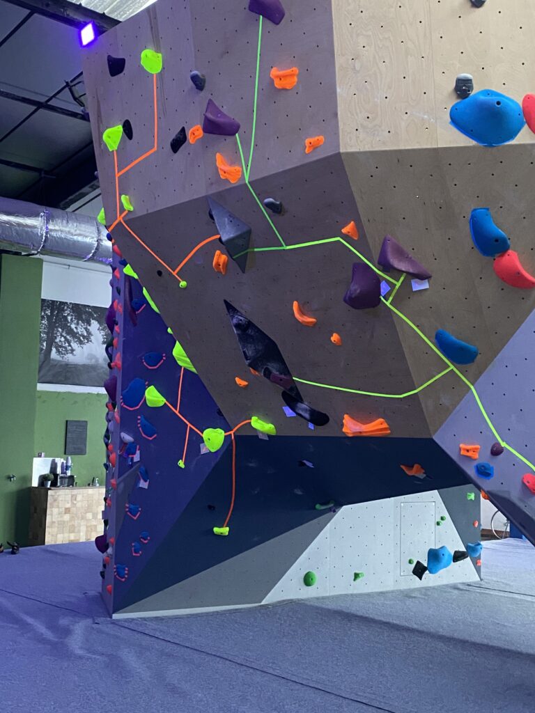 Belfort-salle-escalade-fluo-avant