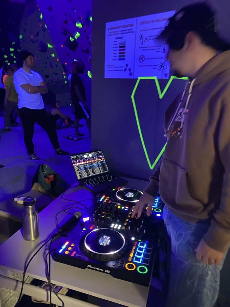 Belfort-salle-escalade-fluo-coeur