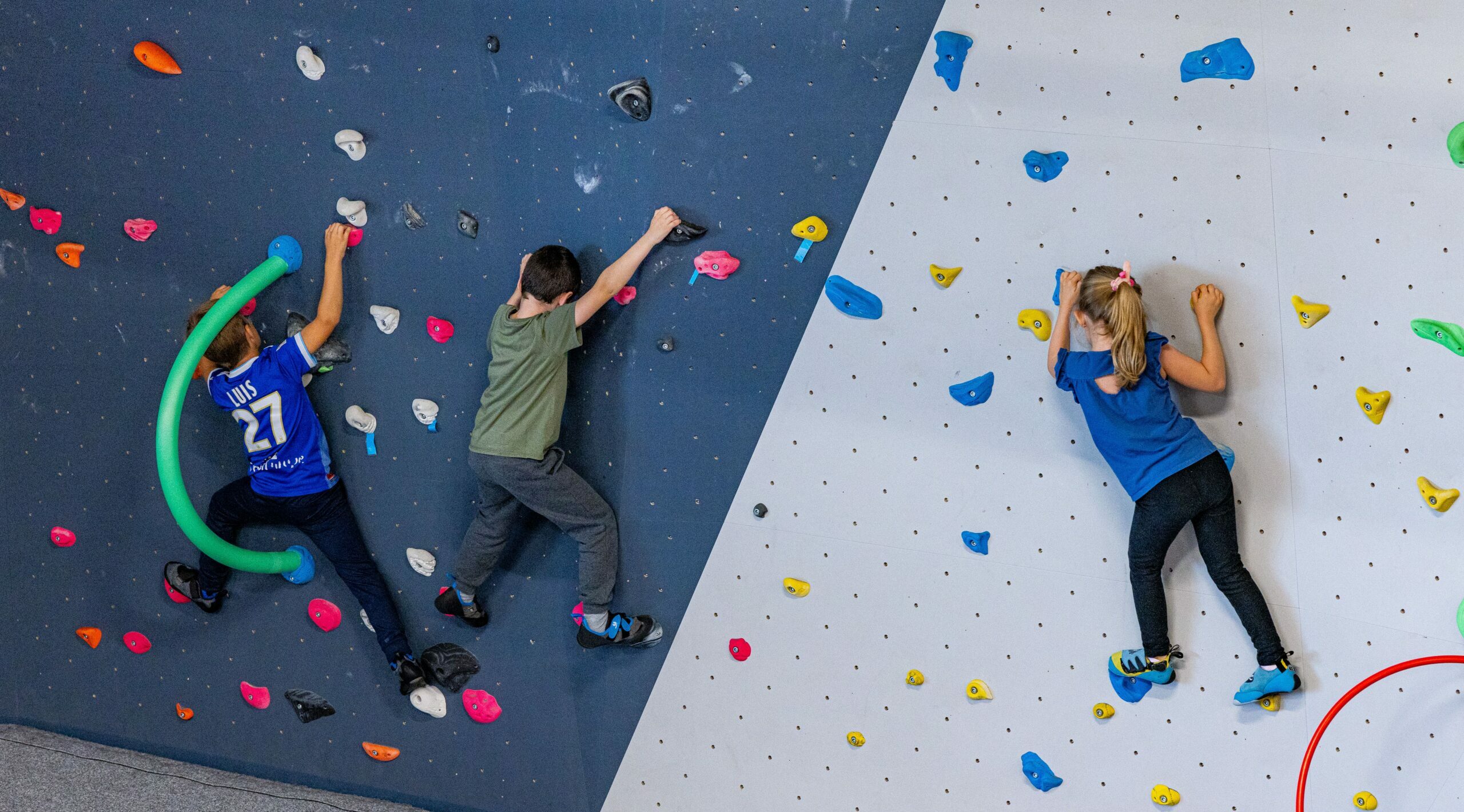 Photo d'enfants en train de grimper lors d'un cours d'escalade