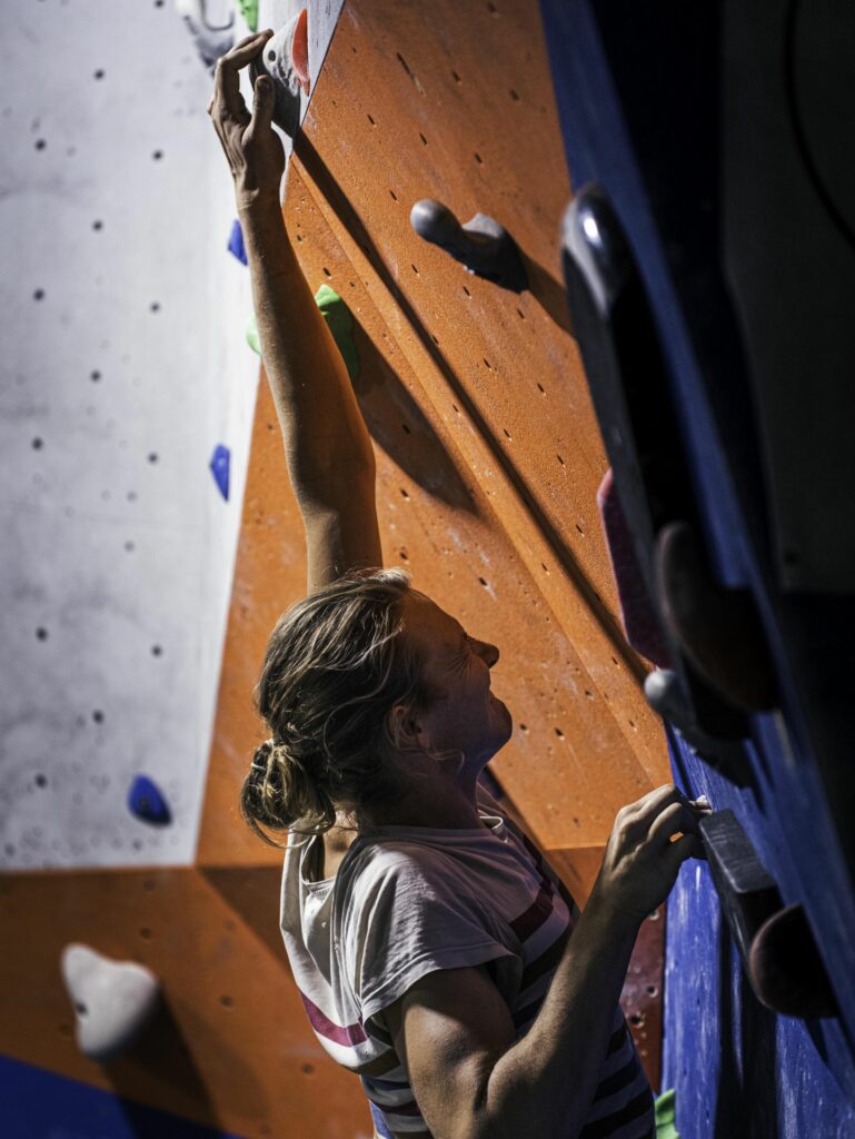 Montpellier-sud-salle-escalade-grimpeur-orange-2