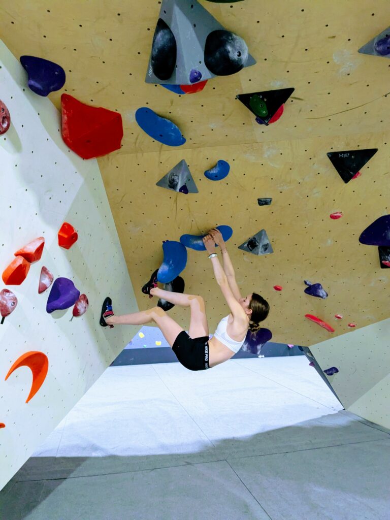 Toulon-ouest-salle-escalade-arche Photo d'une adolescente pendant un cours d'escalade