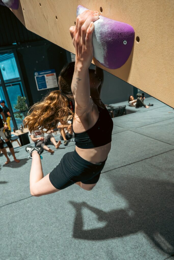 Salle-escalade-Lyon-centre-grimpeuse-prise-violette