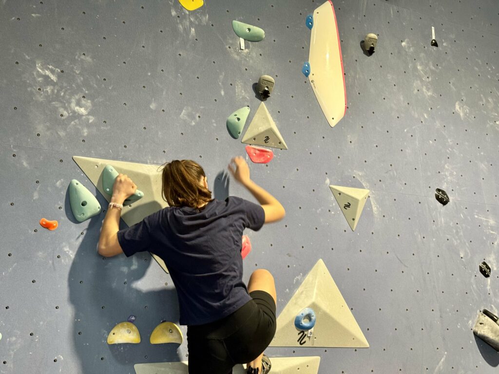 Salle-escalade-rouen-grimpeuse-min