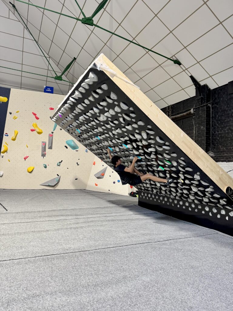 Salle-escalade-rouen-kilter-board-min Photo de la Kilter Board de Bloc Session Rouen