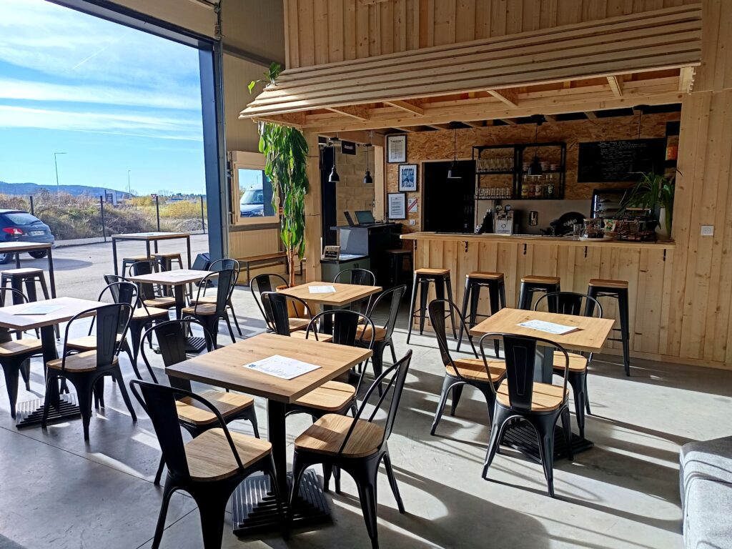 Salle-escalade-pontarlier-tables-min