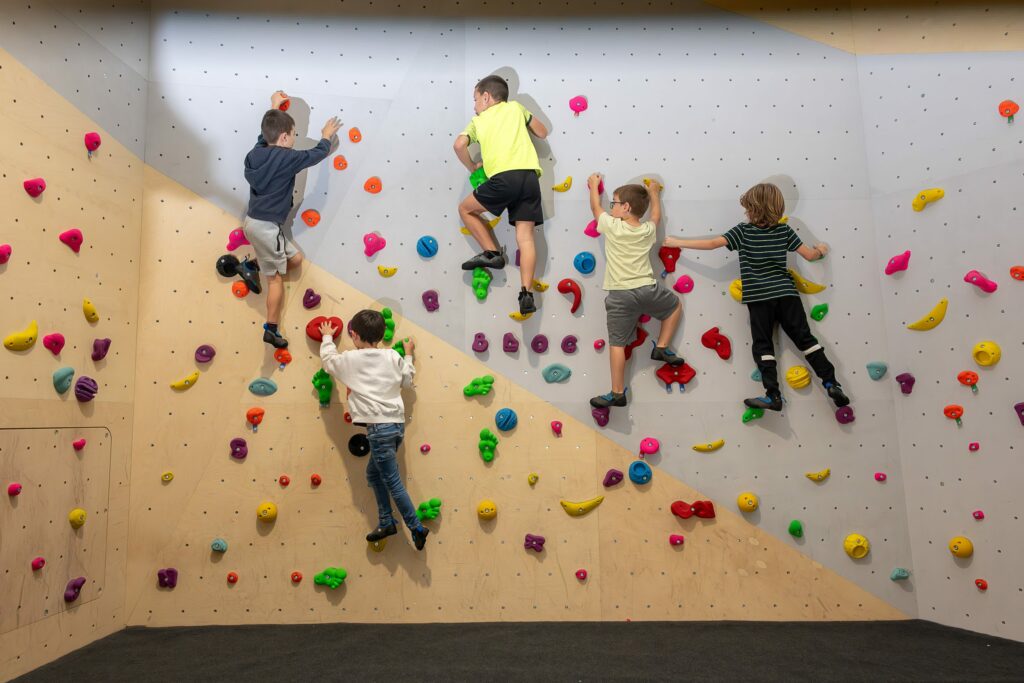 Salle-escalade-saint-brevin-mur-enfants